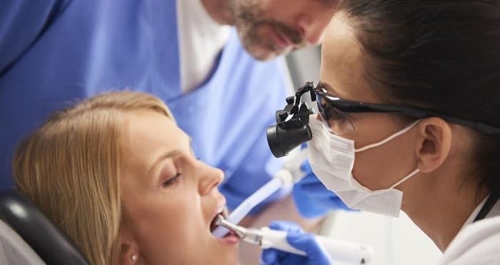 در هنگام کاشت ایمپلنت دندانی چه اتفاقی رخ می‌دهد؟